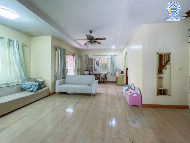 ทาวน์เฮ้าส์มือสอง ม.เดอะคอนเนค3 ดอนเมือง-วิภาวดี บ้านหลังมุม ภายในตกแต่งสวย พร้อมเข้าอยู่  บนเนื้อที่ 27.90 (หน้ากว้าง 6 เมตร) ฟังก์ชัน 3 ห้องนอน 4 ห้องน้ำ 2 ที่จอดรถ บนทำเลเชื่อมต่อถนน ถนนวิภาวดี-รังสิต, ถนนแจ้งวัฒนะ, ถนนพหลโยธิน, ถนนรังสิต-ปทุม ใกล้รถไฟฟ้า ใกล้สนามบินดอนเมือง